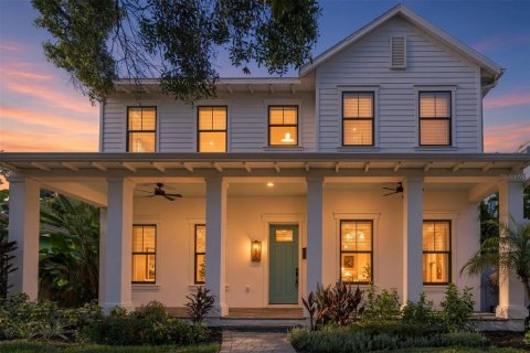 House in Saint Petersburg, Florida 5 bedrooms, 348.01 sq.m. № 2393764