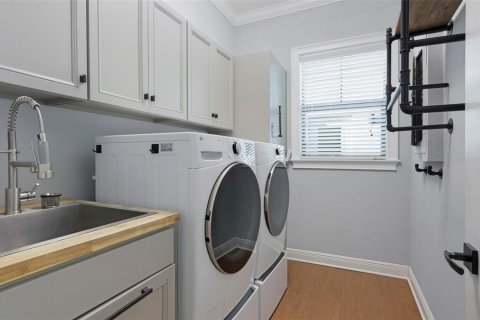 House in Saint Petersburg, Florida 5 bedrooms, 348.01 sq.m. № 2393764 - photo 24