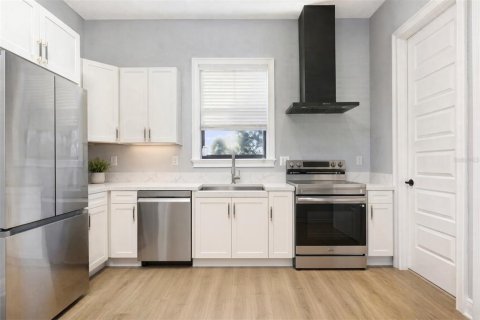 House in Saint Petersburg, Florida 5 bedrooms, 348.01 sq.m. № 2393764 - photo 27