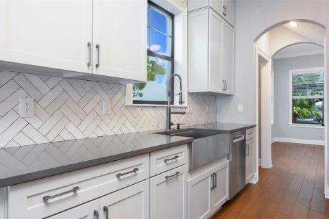House in Saint Petersburg, Florida 5 bedrooms, 348.01 sq.m. № 2393764 - photo 9
