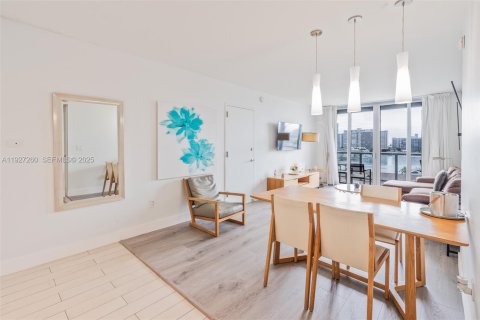 Condo in Hallandale Beach, Florida, 2 bedrooms  № 1985860 - photo 6