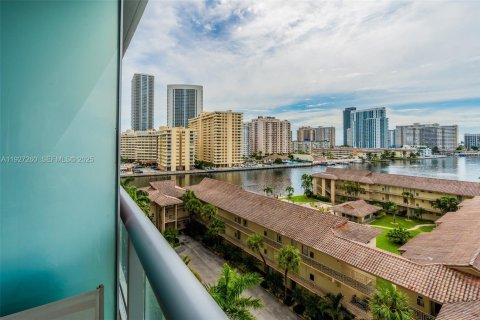 Condo in Hallandale Beach, Florida, 2 bedrooms  № 1985860 - photo 17