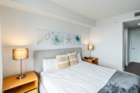 Condo in Hallandale Beach, Florida, 2 bedrooms  № 1985860 - photo 15