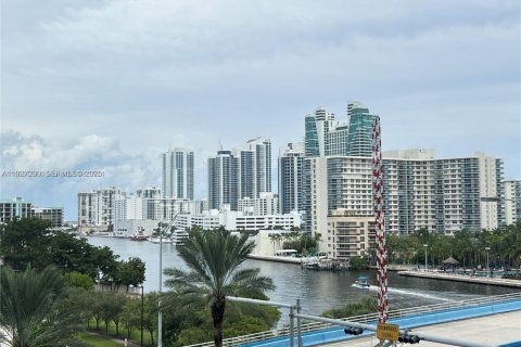 Condo in Hallandale Beach, Florida, 2 bedrooms  № 1985860 - photo 30