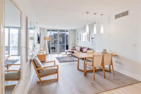 Condo in Hallandale Beach, Florida, 2 bedrooms  № 1985860 - photo 2