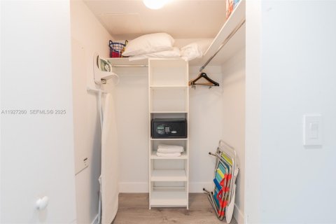 Condo in Hallandale Beach, Florida, 2 bedrooms  № 1985860 - photo 18