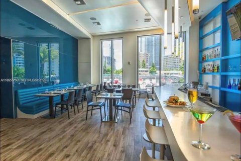 Condo in Hallandale Beach, Florida, 2 bedrooms  № 1985860 - photo 25