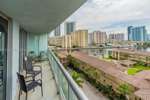 Condo in Hallandale Beach, Florida, 2 bedrooms  № 1985860 - photo 16