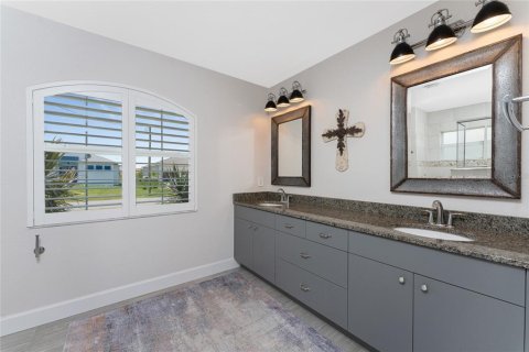 House in Port Charlotte, Florida 3 bedrooms, 149.57 sq.m. № 1566610 - photo 12