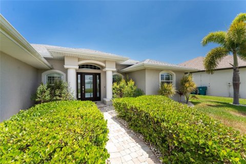 House in Port Charlotte, Florida 3 bedrooms, 149.57 sq.m. № 1566610 - photo 1