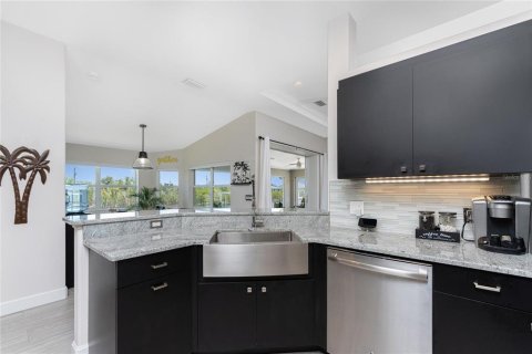 House in Port Charlotte, Florida 3 bedrooms, 149.57 sq.m. № 1566610 - photo 11