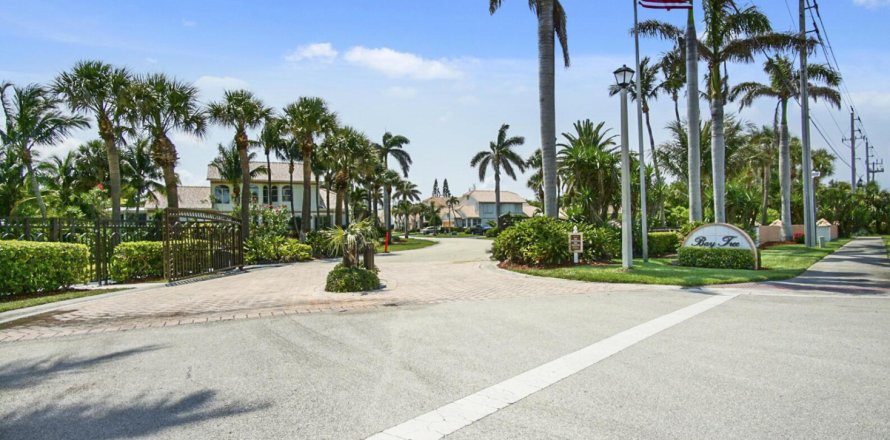 House in Jensen Beach, Florida 3 bedrooms, 269.42 sq.m. № 1118262