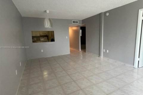 Copropriété à louer à Hialeah Gardens, Floride: 2 chambres, 89.19 m2 № 1930515 - photo 12
