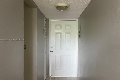 Copropriété à louer à Hialeah Gardens, Floride: 2 chambres, 89.19 m2 № 1930515 - photo 8