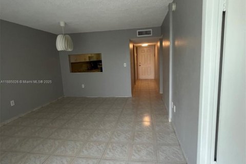 Copropriété à louer à Hialeah Gardens, Floride: 2 chambres, 89.19 m2 № 1930515 - photo 9