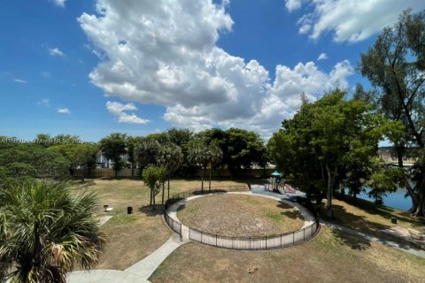 Copropriété à louer à Hialeah Gardens, Floride: 2 chambres, 89.19 m2 № 1930515 - photo 6