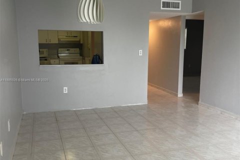 Copropriété à louer à Hialeah Gardens, Floride: 2 chambres, 89.19 m2 № 1930515 - photo 11