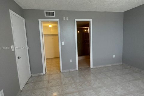 Copropriété à louer à Hialeah Gardens, Floride: 2 chambres, 89.19 m2 № 1930515 - photo 30