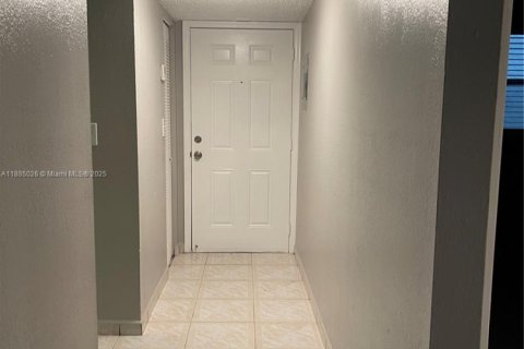 Copropriété à louer à Hialeah Gardens, Floride: 2 chambres, 89.19 m2 № 1930515 - photo 7