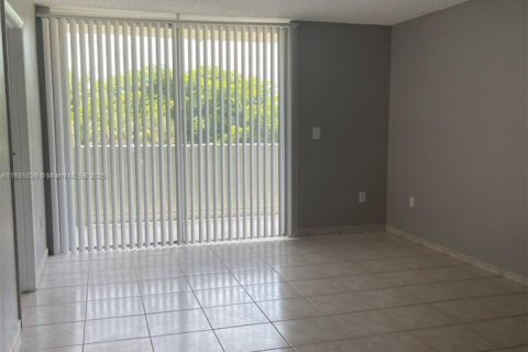 Copropriété à louer à Hialeah Gardens, Floride: 2 chambres, 89.19 m2 № 1930515 - photo 13