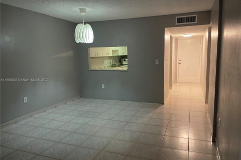 Copropriété à louer à Hialeah Gardens, Floride: 2 chambres, 89.19 m2 № 1930515 - photo 10
