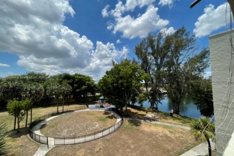 Copropriété à louer à Hialeah Gardens, Floride: 2 chambres, 89.19 m2 № 1930515 - photo 5