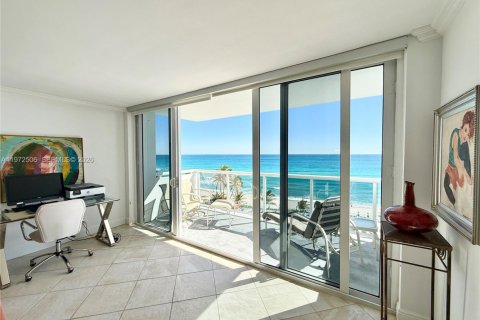 Снять в аренду кондоминиум в Халландейл-Бич, Флорида 3 спальни, 139.35м2, № 2040382 - фото 14