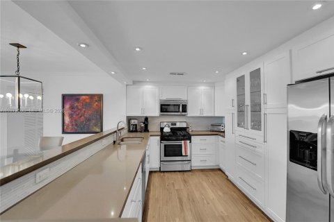 Снять в аренду кондоминиум в Халландейл-Бич, Флорида 3 спальни, 139.35м2, № 2040382 - фото 6