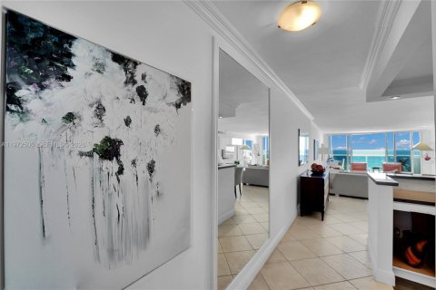 Снять в аренду кондоминиум в Халландейл-Бич, Флорида 3 спальни, 139.35м2, № 2040382 - фото 2