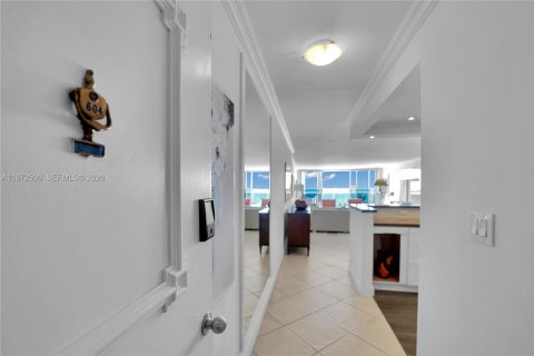 Снять в аренду кондоминиум в Халландейл-Бич, Флорида 3 спальни, 139.35м2, № 2040382 - фото 1