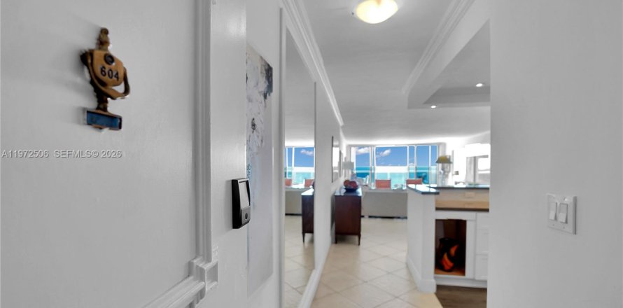 Кондоминиум с 3 спальнями в Халландейл-Бич, Флорида № 2040382