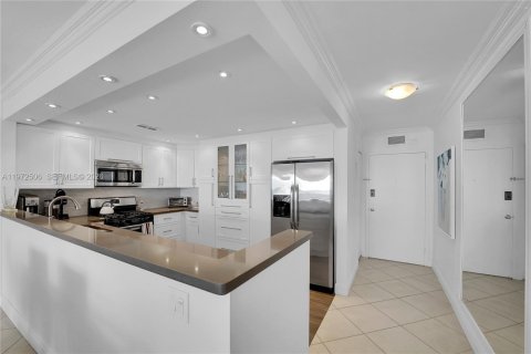 Снять в аренду кондоминиум в Халландейл-Бич, Флорида 3 спальни, 139.35м2, № 2040382 - фото 8