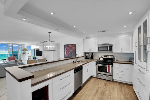 Снять в аренду кондоминиум в Халландейл-Бич, Флорида 3 спальни, 139.35м2, № 2040382 - фото 5