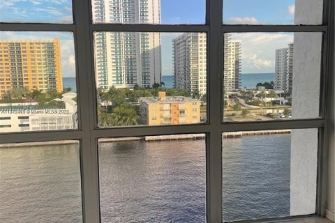 Copropriété à vendre à Hallandale Beach, Floride: 2 chambres, 132.85 m2 № 2014422 - photo 17