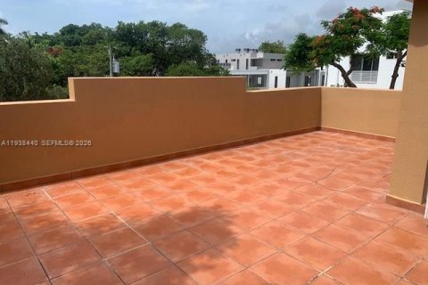 Townhouse in Miami, Florida 2 bedrooms, 81.29 sq.m. № 1997522 - photo 10