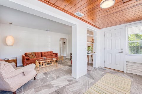 Propiedad comercial en venta en Saint Pete Beach, Florida, 193.98 m2 № 2405279 - foto 11
