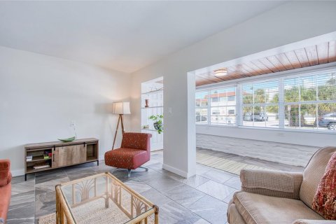 Propiedad comercial en venta en Saint Pete Beach, Florida, 193.98 m2 № 2405279 - foto 14