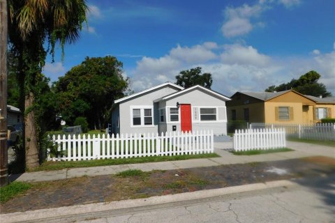 House in Saint Petersburg, Florida 2 bedrooms, 92.25 sq.m. № 2091902