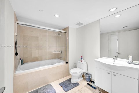 Condo in Hallandale Beach, Florida, 2 bedrooms  № 2339843 - photo 15