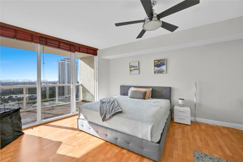 Condo in Hallandale Beach, Florida, 2 bedrooms  № 2339843 - photo 11