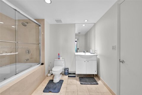 Condo in Hallandale Beach, Florida, 2 bedrooms  № 2339843 - photo 16