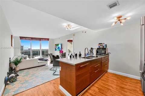 Condo in Hallandale Beach, Florida, 2 bedrooms  № 2339843 - photo 7