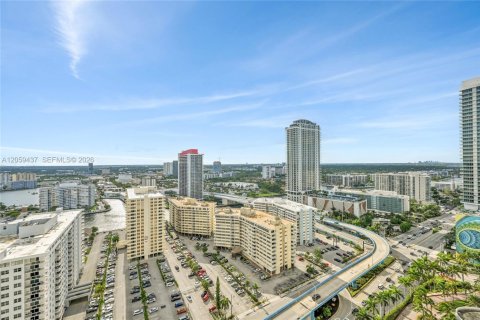 Condo in Hallandale Beach, Florida, 2 bedrooms  № 2339843 - photo 20