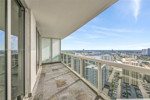 Condo in Hallandale Beach, Florida, 2 bedrooms  № 2339843 - photo 21