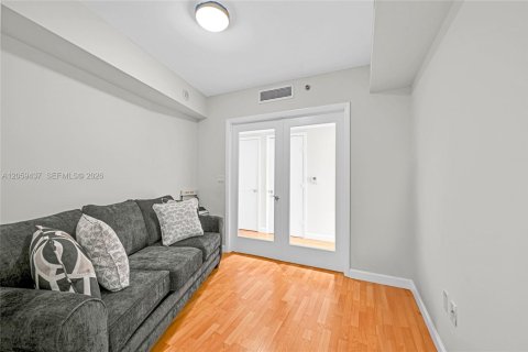 Condo in Hallandale Beach, Florida, 2 bedrooms  № 2339843 - photo 18