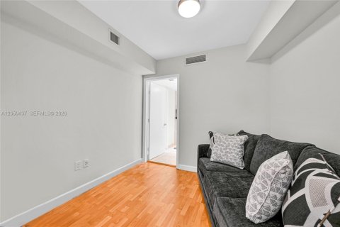 Condo in Hallandale Beach, Florida, 2 bedrooms  № 2339843 - photo 13