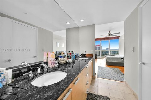 Condo in Hallandale Beach, Florida, 2 bedrooms  № 2339843 - photo 17