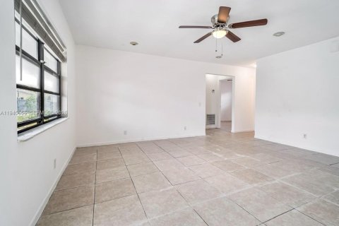 Commercial property in West Park, Florida 217.58 sq.m. № 2000753 - photo 6