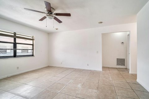 Commercial property in West Park, Florida 217.58 sq.m. № 2000753 - photo 3