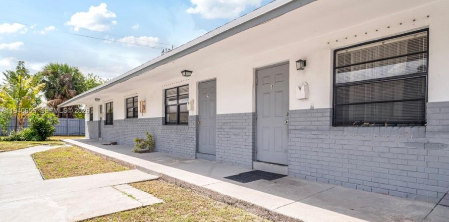 Commercial property in West Park, Florida 217.58 sq.m. № 2000753